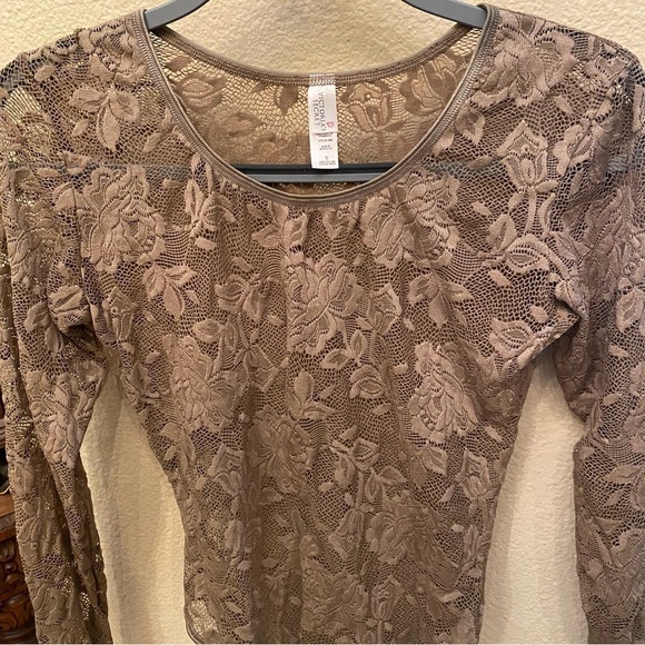 VICTORIA’S SECRET Women Light Olive Floral Long Sleeve Lace Bodysuit Size Small - Picture 3 of 8